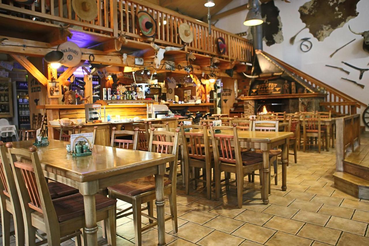 Steak Restaurant Penzion Country Saloon クラトビ エクステリア 写真